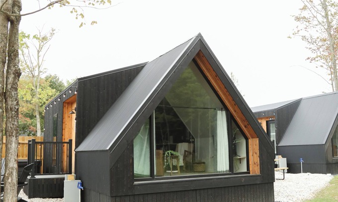 Milroy Cabin | Modern Tiny Home 25 w/Hot Tub!