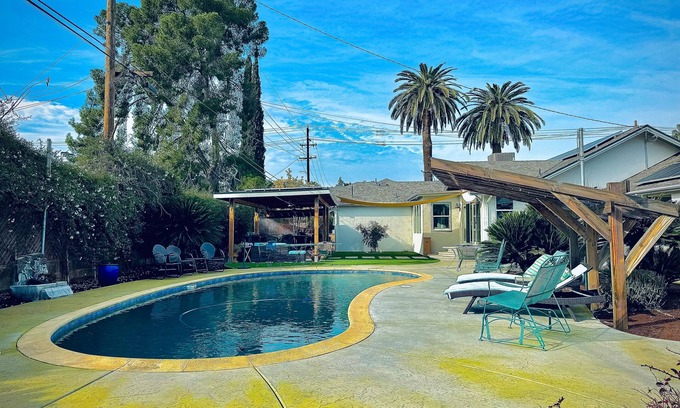 Fig Garden House | Modern townhome with on-site pool - close to national parks - dog-friendly