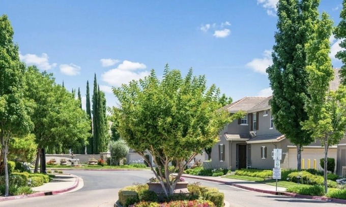Folsom House | Modern Townhouse near a golf course, Folsom Lake, and hiking trails