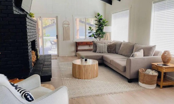Little River Cabin | Modern & Tranquil ~ Mins to Coast ~ ♛Hot Tub ~ BBQ