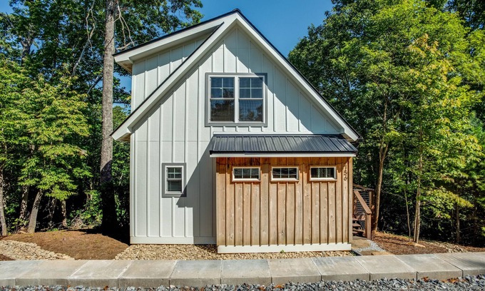 Valley Hill House | Modern Treetop Cottage with Covered Deck – Near Historic Hendersonville