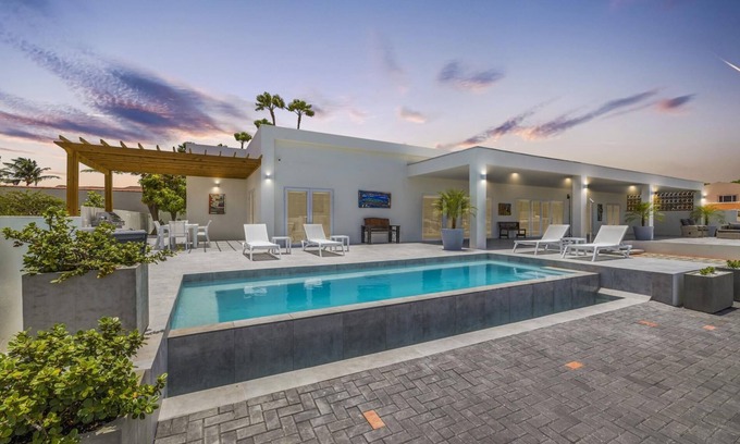 Malmok Villa | Modern TresTrapi Beach Villa 8 bed/8 Bath 2 Pools
