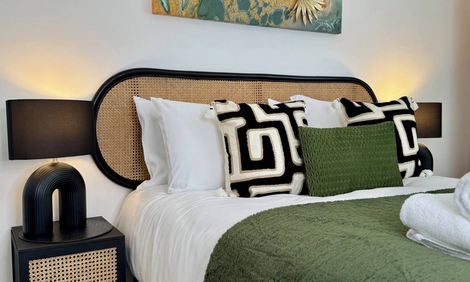 Swindon Apartment | Modern Two-Bedroom Flat