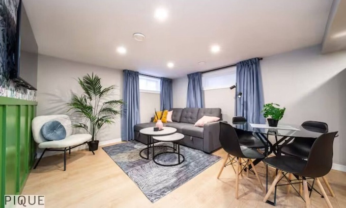 Northeast Edmonton House | Modern Urban Escape - King Bed - Pet Friendly - Clean!