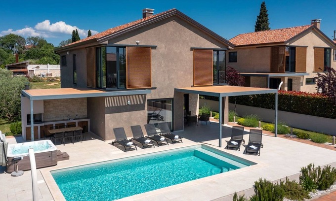 Kadumi Villa | Modern villa Albona with pool and jacuzzi in Porec