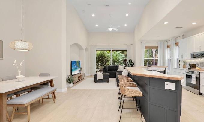Naples Villa | Modern Villa in heart of Naples
