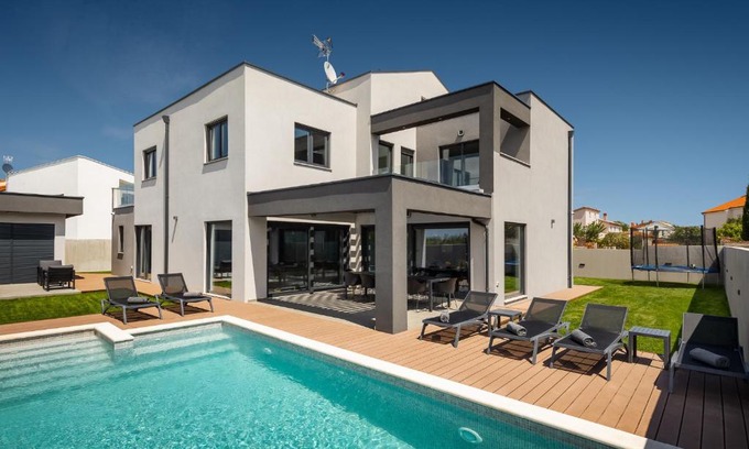 Valdebek Villa | Modern villa Nea with outdoor pool in Pula