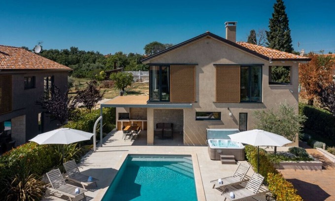 Kadumi Villa | Modern villa Vallis with pool and jacuzzi in Porec