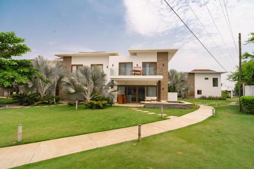 Monterrico Villa | Modern Villa with Outdoor Jacuzzi