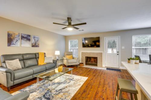 Alden Bridge House | Modern Woodlands Townhome with Spacious Yard and Patio