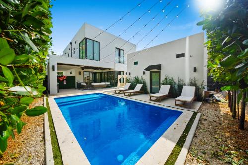 Buena Vista Villa | Modern Zen Oasis in Design District Sleeps 16