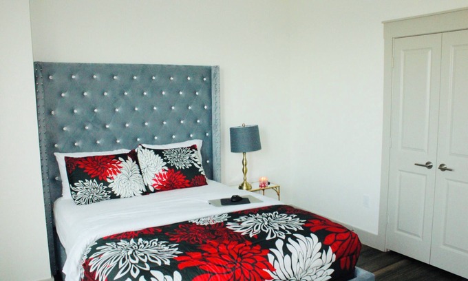 Addison Apartment | Modernist Home/Pool/GYM & Free Parking