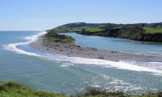 Awakino House | MOKAU 'Number One' Bach situated 5 minutes drive from Mokau 1 Briscoe st Awakino