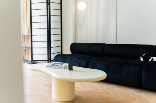 Downtown Shanghai Apartment | Moli B&B-Nanjing West Road 3-Bedrooms with Elevator 3 king-size beds 2 bathrooms 1bathtub Apart ment Near the subway
