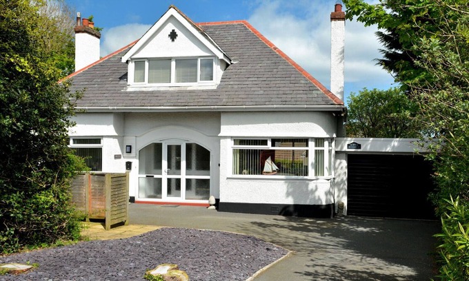 Benllech Cottage | MONARFON, pet friendly, country holiday cottage in Benllech