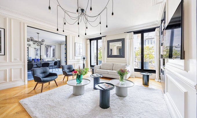 Champs-Elysees Apartment | Montaigne /Champs-Elysées