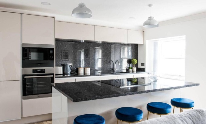 Kendal Apartment | Monterey Residence - Stunning, Duplex Apartment in the Heart of Kendaln