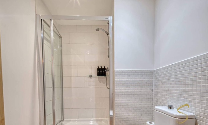 The Westside House | Monthly Stay | Modern 4BR | City Centre | Sleep 8