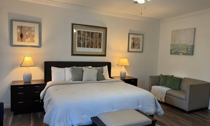 Ellendale House | MONTHLY STAYS-Expansive 7 BR Home Over 3,000 Sq ft-Close to all Essentials.