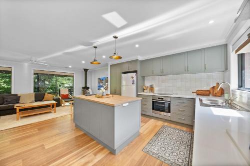 Bright House | Monty's on Lumley Drive