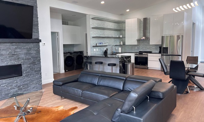 Umber View Heights House | MoonBeam: Spacious and Modern Home in the countryside near Stockton Lake.