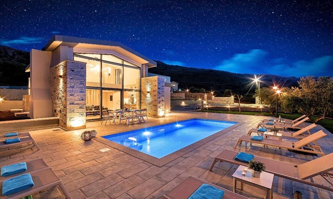Mathes House | Moonlight Grand Villa Heated Pool