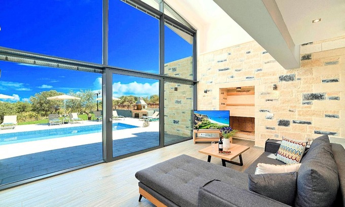 Mathes House | Moonlight Maxima Villa Heated Pool