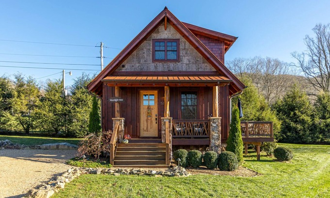Banner Elk Cabin | Moonlight View at Eagles Nest River Club, 2,000 feet of private fishing streams, hot tub!