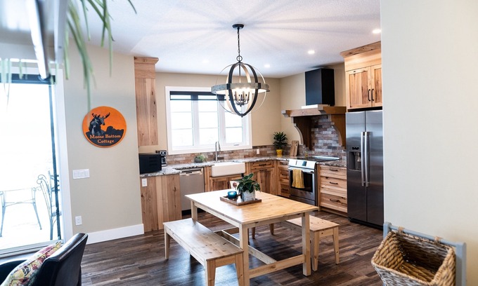 Cochrane Cottage | Moose Bottom Cottage/entire home/pet/garage