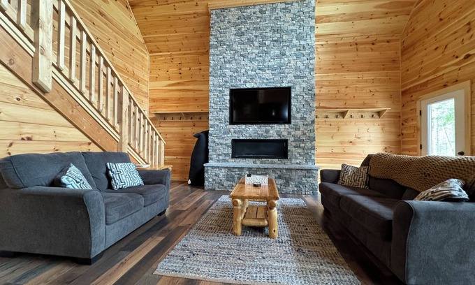 Beaver Cove Cabin | Moose Lodge - Water Access on Moosehead Lake!