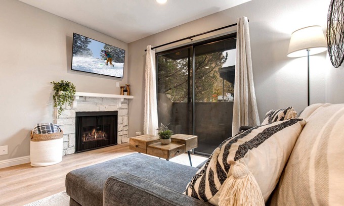 Kimball Junction Condo | Moose Mgmt at Powderwood 7B: King Bed-Hot Tub-Pet Friendly-BBQ & Picnic Area