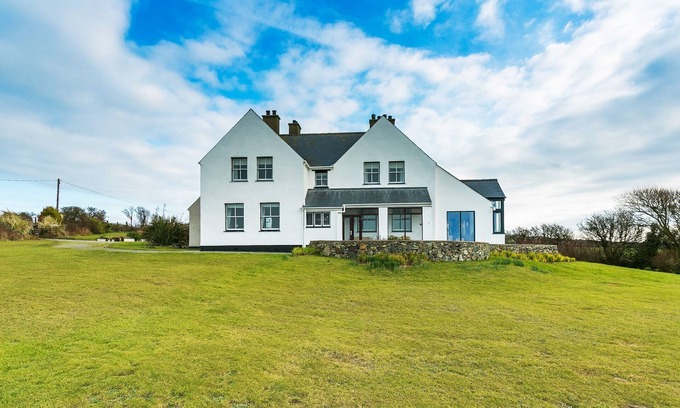 Llanfaethlu Cottage | Moranedd - sleeps 10 guests in 5 bedrooms