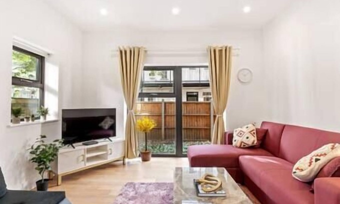 Merton Apartment | Morden - Entire 1BR Flat with Garden - Walk to Station