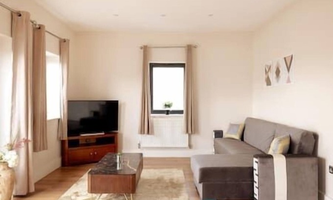 Merton Apartment | Morden - Entire 2Bed Flat with Balcony - Walk to Station