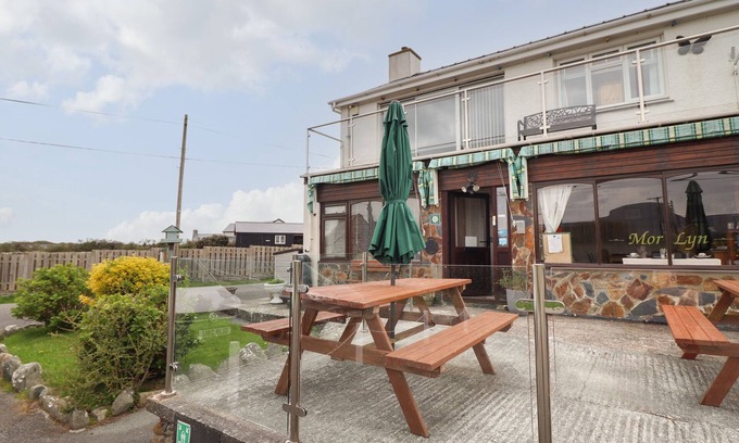 Llandanwg Cottage | MORLYN GUEST HOUSE APARTMENT, pet friendly in Harlech