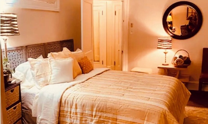 Old Town Winchester Apartment | Morocco Loft 2BR overlooking city walking mall