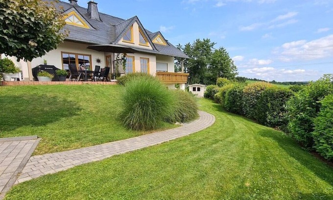 Monzelfeld House | "Moseltor" Comfortable holiday residence