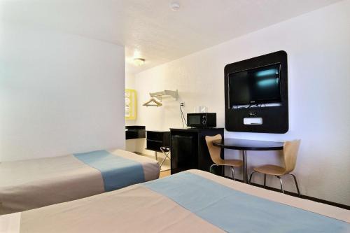Carlsbad Hotel | Motel 6-Carlsbad, NM