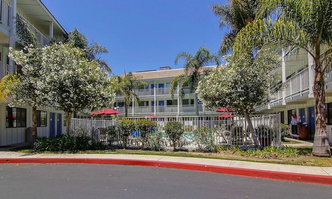 Carpinteria Hotel | Motel 6 Carpinteria, CA - Santa Barbara - North