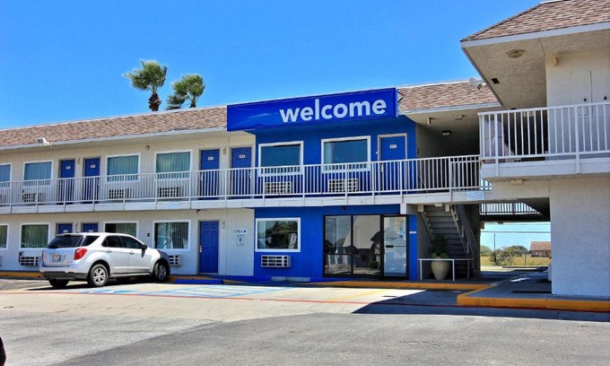 Bay Area Hotel | Motel 6-Corpus Christi, TX - East - North Padre Island