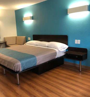 Daytona Beach Hotel | Motel 6-Daytona Beach, FL - Speedway