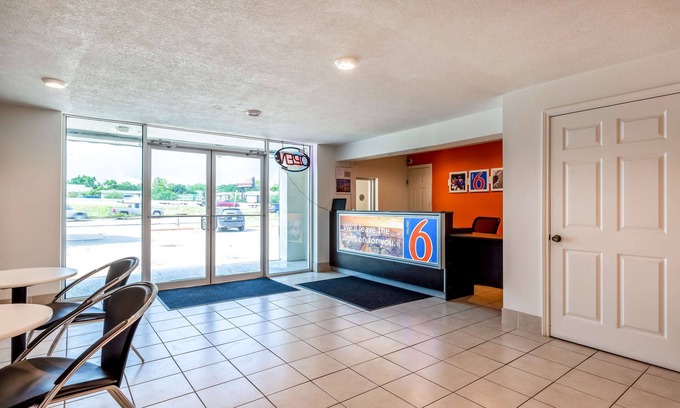 North Shore Hotel | Motel 6 Houston, TX - East