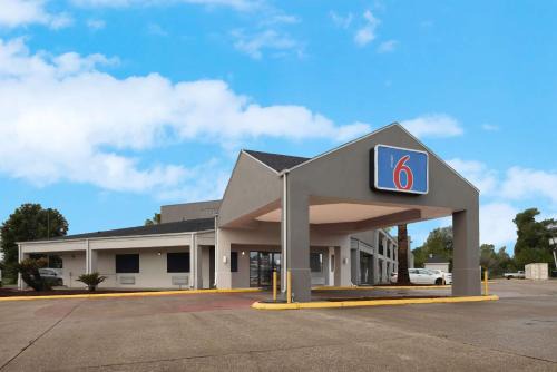 Lake Charles Hotel | Motel 6 Lake Charles, LA
