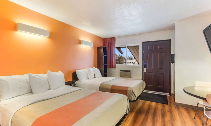 South Lethbridge Hotel | Motel 6 Lethbridge, AB