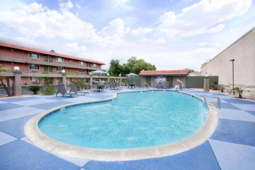 Lamanda Park Hotel | Motel 6 Pasadena, CA Old Town Pasadena Area