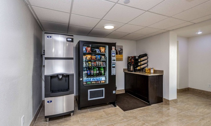 Orange Prairie Hotel | Motel 6 Peoria, IL