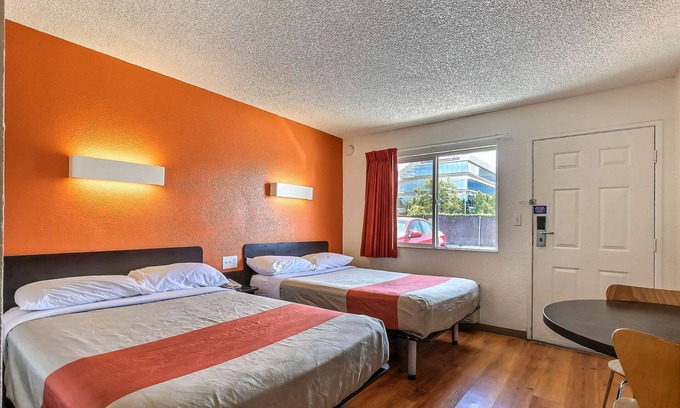 Pleasanton Hotel | Motel 6 Pleasanton, CA
