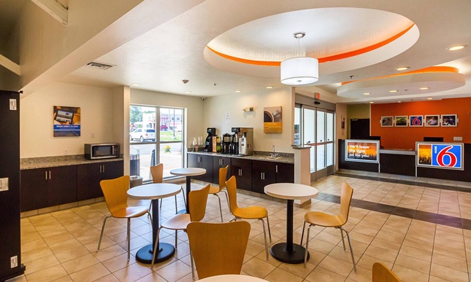 Roseland Hotel | Motel 6 South Bend, IN - Mishawaka