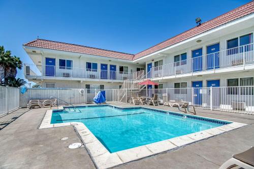 Stockton Hotel | Motel 6-Stockton, CA - Charter Way West