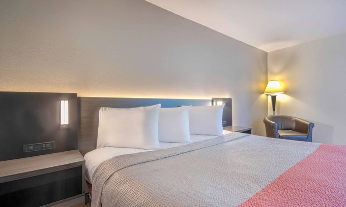 Walton Hotel | Motel 6 Walton, KY - Richwood - Cincinnati Airport South